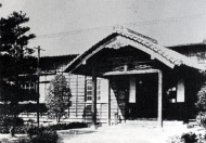 大阪府池田師範学校の正面玄関の写真