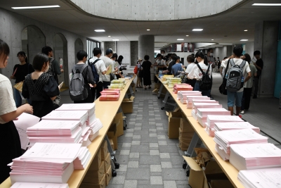 資料が配架・配付されている様子