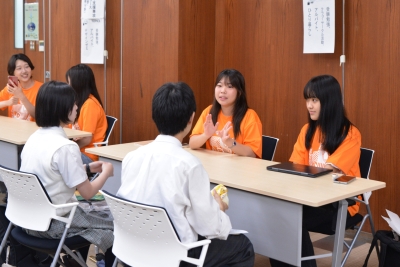 参加者と楽しそうに話す学生スタッフ