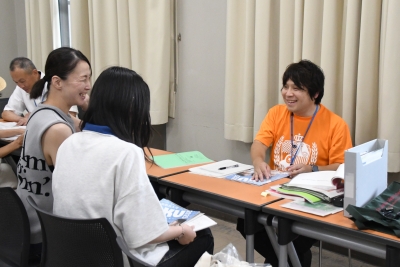 参加者からの質問に答える入試課職員