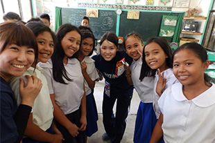フィリピンの生徒たちとの集合写真