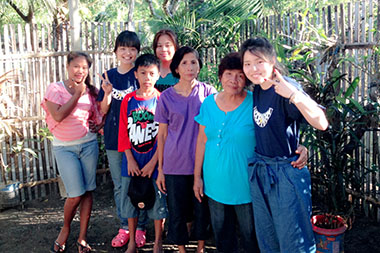フィリピンでボランティア活動をする松井さん
