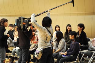 インタビューを受ける学生