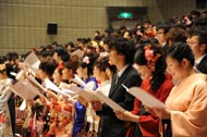 合唱する学生