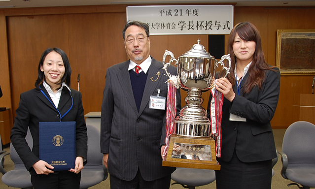 平成２１年度「体育会学長杯個人賞」を受賞した左から堀内さん、学長、若泉さん