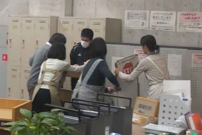 不審者を取り押さえる訓練の様子