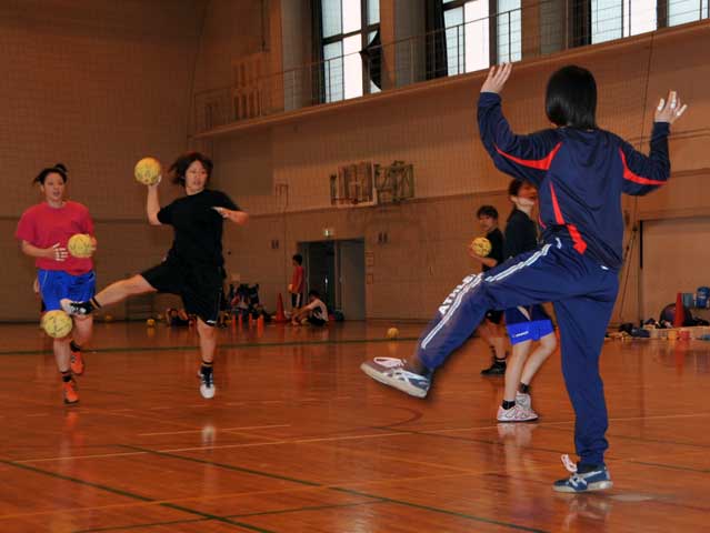 高校女子ハンドボールの強豪，四天王寺高校との練習試合