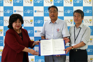 左から，位藤学長，長尾学長，長友学長