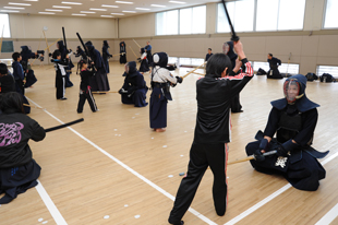 剣道を楽しむ学生と児童の様子