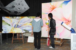 美術専攻の学生らによる作品展示