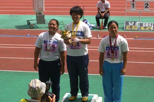 予選を57m29の自己ベスト更新し，優勝を飾った浅田鈴佳さん