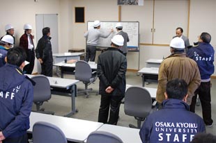 被害状況をまとめる災害対策本部の様子