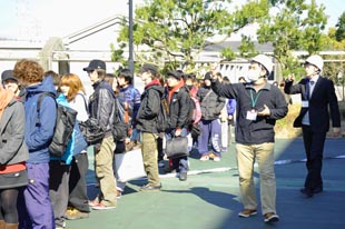 広場に非難するよう誘導