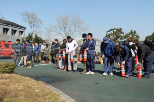 学生による消火訓練