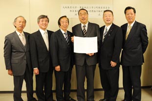 大阪府豊能地区3市2町教育委員会の教育委員長と集合写真