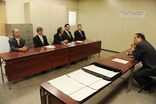 調印式の様子
