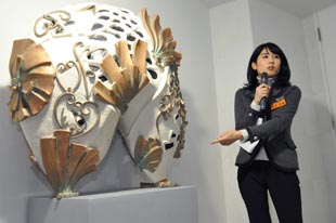 作品のプレゼンテーションをする向川さん