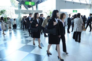会場に入る新入生