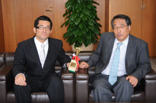 中村仁氏（左）と長尾学長