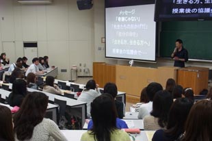 大学の事業で講演する松井教諭