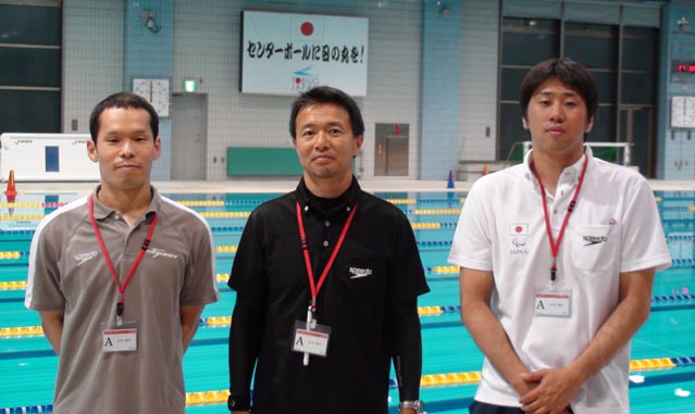 監督の寺田さん（中央），コーチの森井さん（右），支援スタッフの谷川さん（左）
