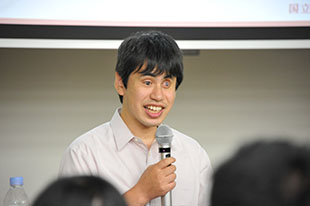 講演する山本宗平教諭