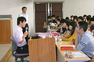 学生に問いかけて講義する成山理事