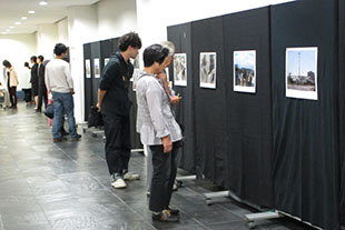 ロビーの写真展示