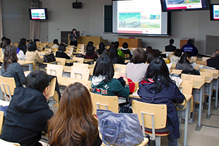 加賀友子入試アドバイザーによる大学概要説明
