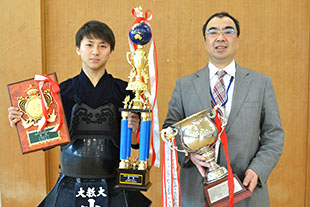優勝した小倉健志さん(左）と顧問の太田教授