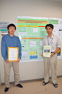 受賞した山本さん（左）と辻岡教授