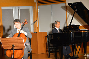 大木愛一教授（写真左）と田中紘二名誉教授（写真右）による記念リサイタル
