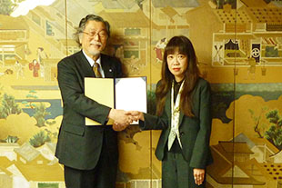東島理事・副学長（左）と吉田校長（右）