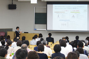田崎悦子副センター長が企業・公務員就職の現状を説明