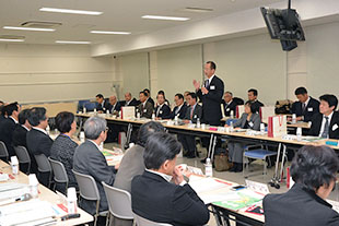 挨拶する大阪府教育委員会事務局の和田良彦教育監の写真
