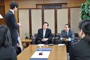 栗林学長に受賞の報告をする学生たちの様子