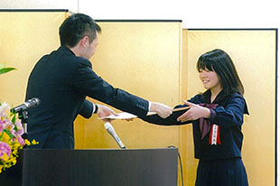 賞状を授与される吉田さん（右）