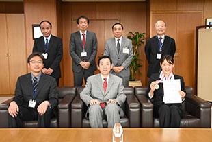 水上競技部顧問の生田泰志教授（前列左）も交えての役員との記念撮影