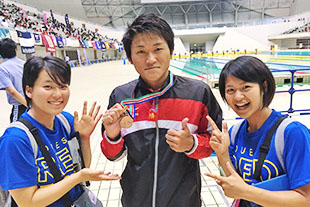 100m平泳ぎで3位入賞の寺田さんと（左）マネージャー渕上さん（右）マネージャー日置さん