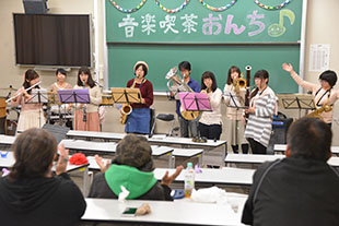 教室で音楽喫茶を開き演奏を披露する学生たち