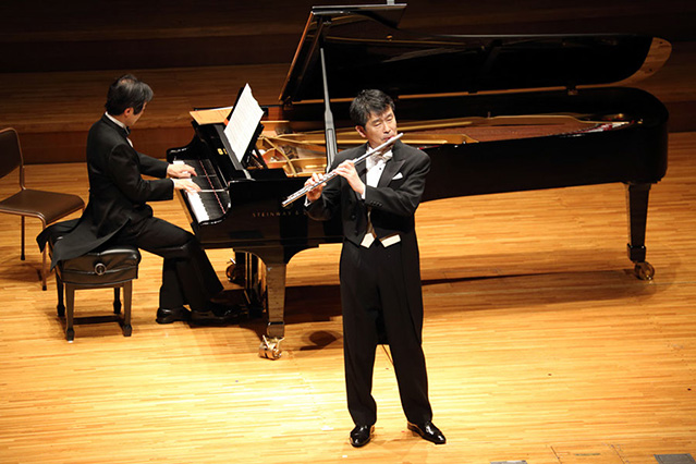 フルートを演奏する中務晴之教授とピアノ伴奏の阿部裕之氏