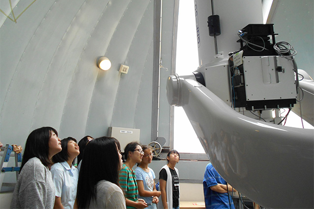 望遠鏡の見学の様子