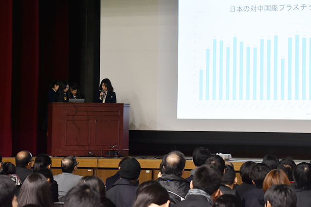 優秀班に選ばれた3つの班と大阪府立北野高校は全体会で再度口頭発表を行った