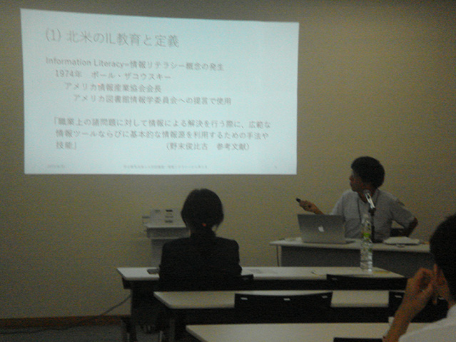 講演を行う関西外国語大学特任教授の内島秀樹氏