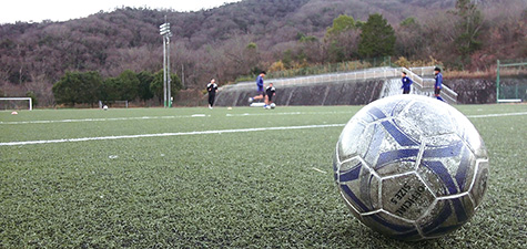 サッカーグラウンドとサッカーボールの写真