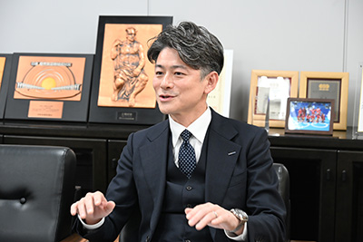 インタビューを受ける福島氏