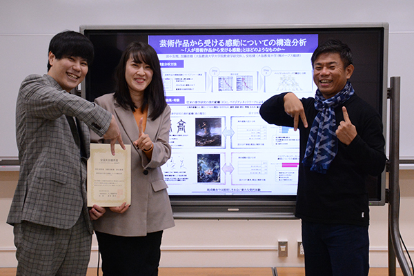 表彰状を手に記念撮影する加瀬さん、田中さん、安松特任准教授（左から）