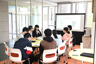 学生が意見交換をする様子