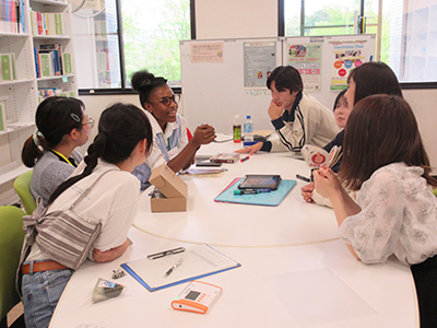 留学生と交流をする様子