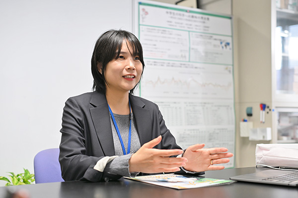 インタビューを受ける岡部先生